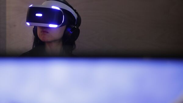 Участник тестирует гарнитуру Sony PlayStation VR на международной выставке CES International - Sputnik 日本