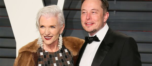 イーロン・マスク氏の母親メイ・マスクさんとマスク氏 イーロン・マスク氏の母親メイ・マスクさんとマスク氏 - Sputnik 日本