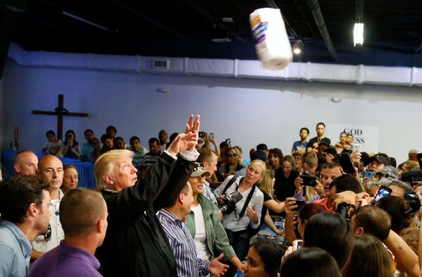 プエルトリコのサンフアンの群衆にペーパータオルを投げるトランプ米大統領 - Sputnik 日本