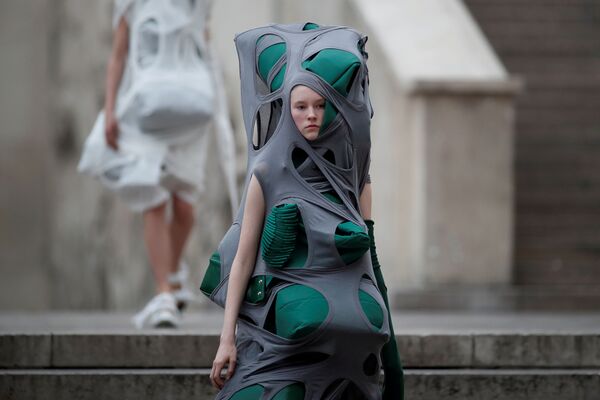 パリのファッションウィークで米国のデザイナー、リック・オウエンスのコレクションを披露するモデル - Sputnik 日本
