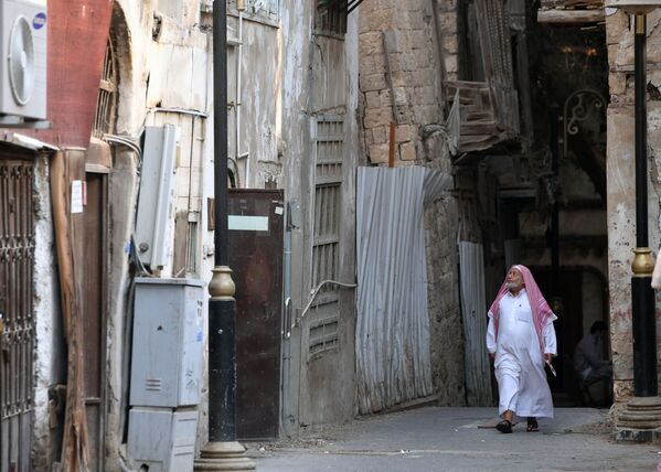サウジアラビアのジッダ中心部の通りを歩く人 - Sputnik 日本