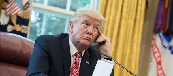 Президент Дональд Трамп во время разговору по телефону. Архивное фото Президент Дональд Трамп во время разговору по телефону. Архивное фото - Sputnik 日本