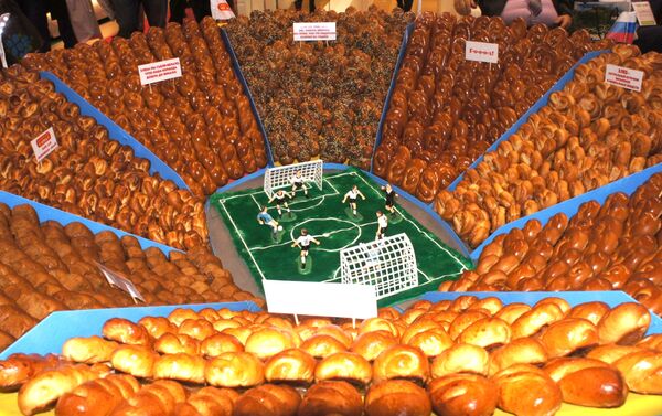 「黄金の秋」会場風景、パンでできたサッカー場 - Sputnik 日本