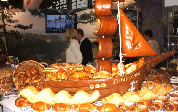 「黄金の秋」会場風景、パンでできた船 - Sputnik 日本