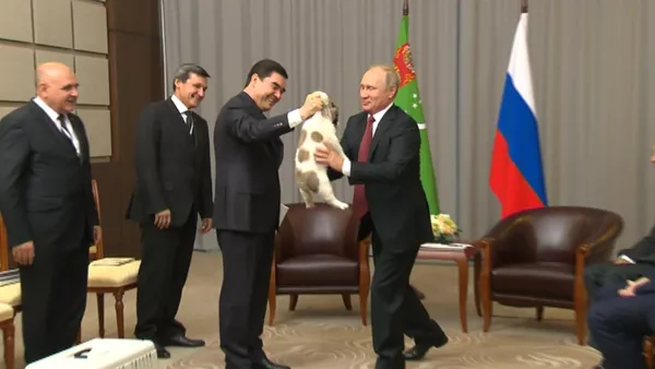 プーチン大統領、誕生日プレゼントに水玉模様のふわふわ子犬をもらいニコニコ！