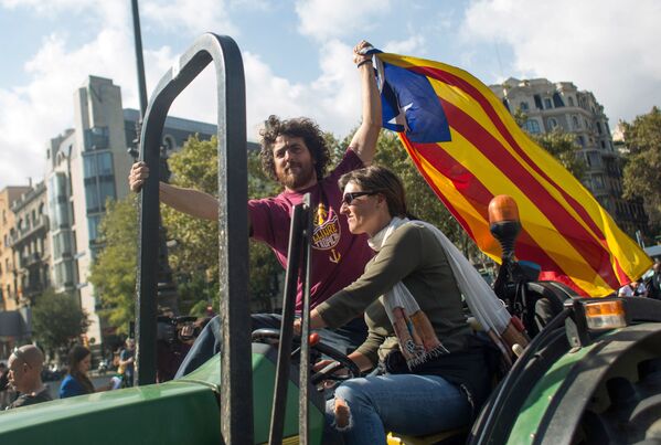 カタルーニャ州独立を問う住民投票の開票結果を議会が発表するのを待つバルセロナ人 - Sputnik 日本