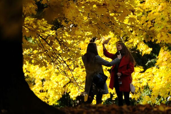 モスクワ・コローメンスコエ公園で自撮りする女性 - Sputnik 日本