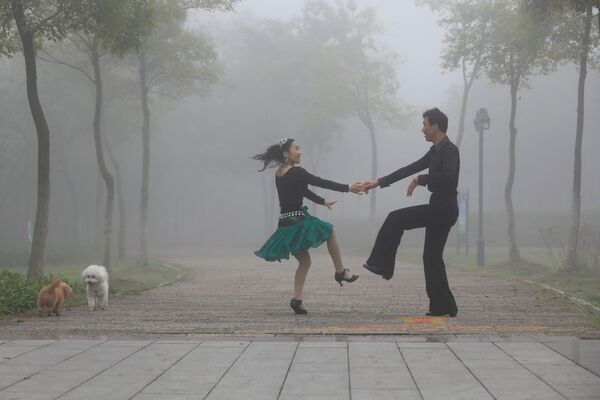 中国・淮安の公園で踊るカップル - Sputnik 日本