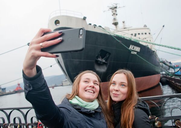 ムルマンスクで記念博物館となっている砕氷船「レーニン」の前で写真を撮る女性たち - Sputnik 日本