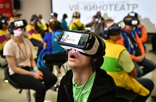 ソチで開催の第19回世界青年学生祭典の映画フォーラムでVRゴーグルをつけて映画を見る参加者 ソチで開催の第19回世界青年学生祭典の映画フォーラムでVRゴーグルをつけて映画を見る参加者 - Sputnik 日本