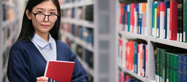 Молодая девушка в библиотеке Молодая девушка в библиотеке - Sputnik 日本