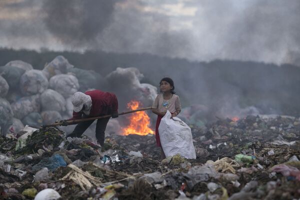 2017年の最優秀作品はベトナムの写真家Quoc Nguyen Linh Vinh氏の「ゴミ採取で生計を立てる女の子の目に映った希望」（The hopeful eyes of the girl making a living by rubbish）となった。ベトナムのコントゥム郊外で撮影。 - Sputnik 日本