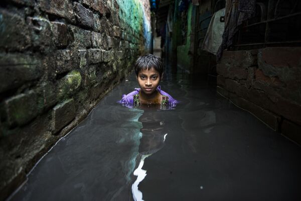 Raju Ghosh氏の作品「奮闘」（Struggle）が人為的環境部門の最優秀賞を受賞。モンスーンの豪雨で冠水した西ベンガル州のスラムで撮影。 - Sputnik 日本