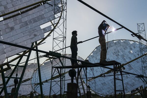 Joerg Boethling氏の作品「変貌するアフリカ3」（Changing Africa 3）はブルキナファソのダノ市で撮影された。ここではパラボラ反射鏡を使って、米を挽く風車を動かすエネルギーを得ている。 - Sputnik 日本