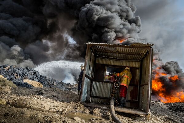 Alessandro Rota氏の作品「燃えるケイヤラ油田」（Qayyarah burning oil fields）は2016年10月31日にイラクで撮影された。IS（ロシアで禁止されているテロ組織）の戦闘員が撤退直前に油田のひとつに火を付けた。 - Sputnik 日本