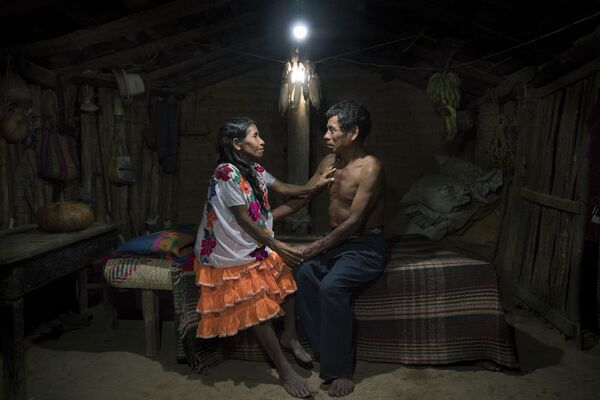 Ruben Salgado Escudero氏の作品「メキシコのソーラー・ポートレート05」（Solar portraits Mexico 05）。写真は、太陽光発電のおかげで初めて電気がついた自宅での66歳のファウスティナ・フローレス・カランサさんと63歳の夫ホアン・アストゥディリオ・イイススさん。 - Sputnik 日本