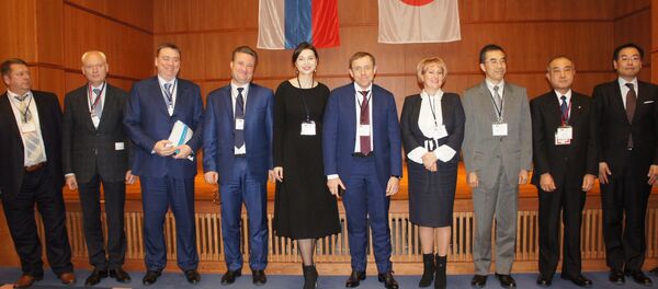 実証完了式典にて。荒井氏（右から二人目）と佐藤氏（同三人目） - Sputnik 日本