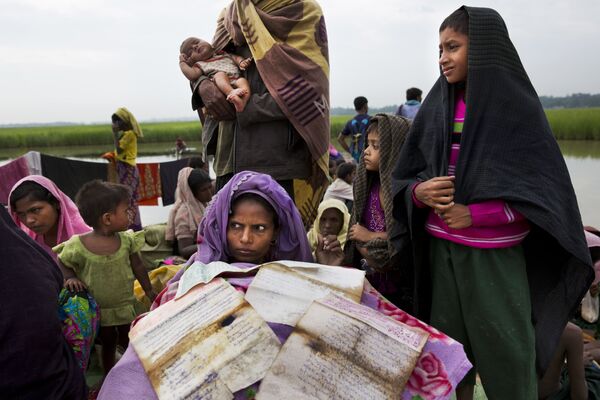 ミャンマーからバングラデシュに逃れるロヒンギャの女性が、証明書を国境で乾かしている。ミャンマーの少数派イスラム教徒ロヒンギャの虐殺をめぐる同国情勢は最近激化した。 - Sputnik 日本