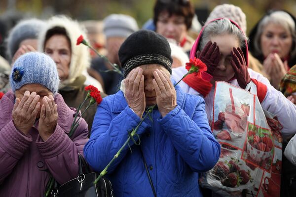 政治弾圧による犠牲者追悼の日にロシア・カザンにあるアルク墓を訪れた人々 - Sputnik 日本
