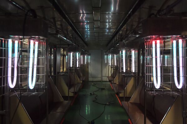 モスクワ地下鉄の「カルーシュスコエ」車両基地で殺菌灯が車両を消毒 - Sputnik 日本
