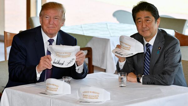 Президент США Дональд Трамп и премьер-министр Японии Синдзо Абэ во время встречи в Японии - Sputnik 日本