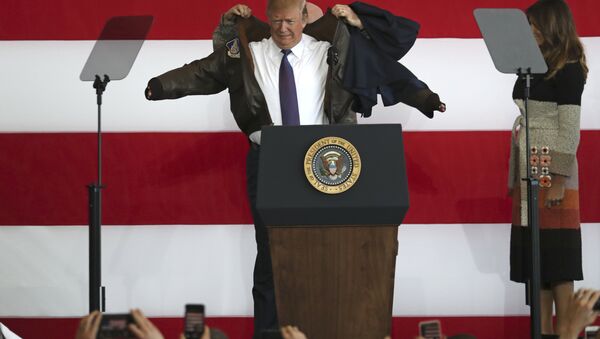 U.S. President Donald Trump, center, puts on a jacket beside first lady Melania Trump, as President Trump meets the US troops at the U.S. Yokota Air Base, on the outskirts of Tokyo, Sunday, Nov. 5, 2017. - Sputnik 日本