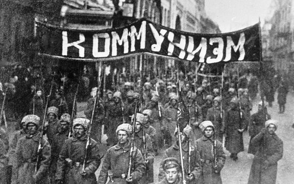 １９１７年モスクワ　革命に賛同し「共産主義」のスローガンを掲げた兵士らの隊列が中心部ニコリスク通りを行進 - Sputnik 日本