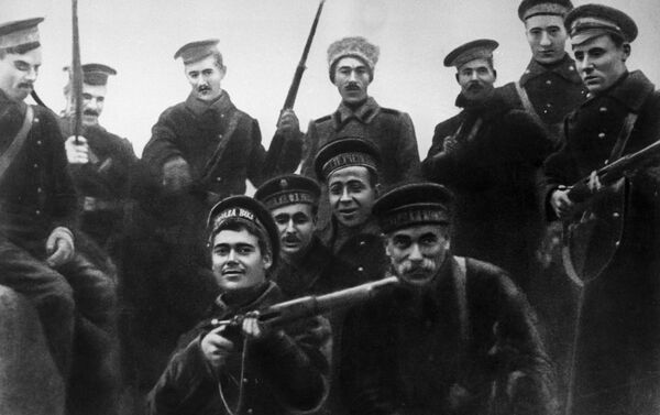 １９１７年１０月ペトログラード（*）　冬宮殿突入に参加した水兵たち *編集部注：現サンクトペテルブルク。１９１４年から２４年までの呼称。 - Sputnik 日本