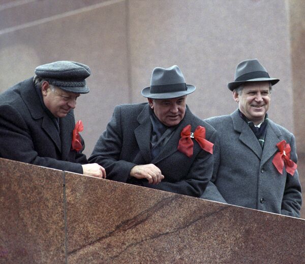 １９８９年の第７２回十月社会主義者大革命の記念日に赤の広場のレーニン廟のひな壇に立つソビエト連邦共産党中央委員会書記長のミハイル・ゴルバチョフ氏 - Sputnik 日本