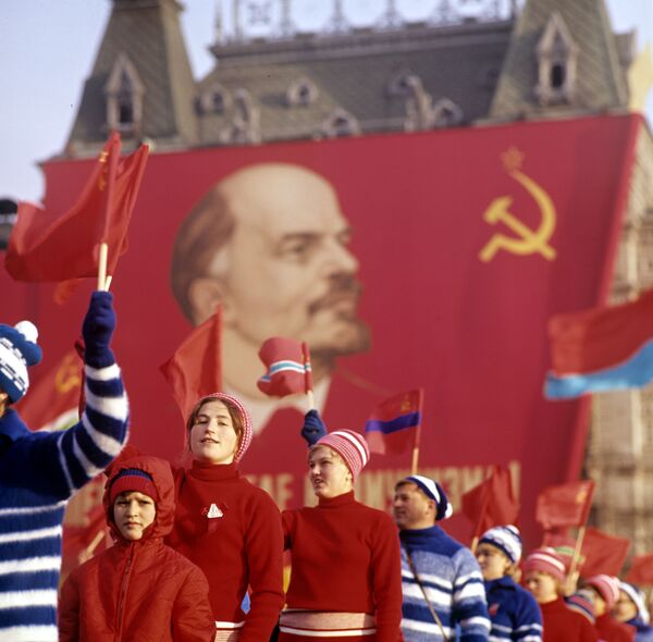 十月社会主義者大革命から５０周年の日に赤の広場で開かれた体育パレード - Sputnik 日本