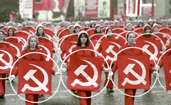 赤の広場で開かれた１９７５年の第５８回十月社会主義者大革命の祝賀に参加する体育をする人たち - Sputnik 日本