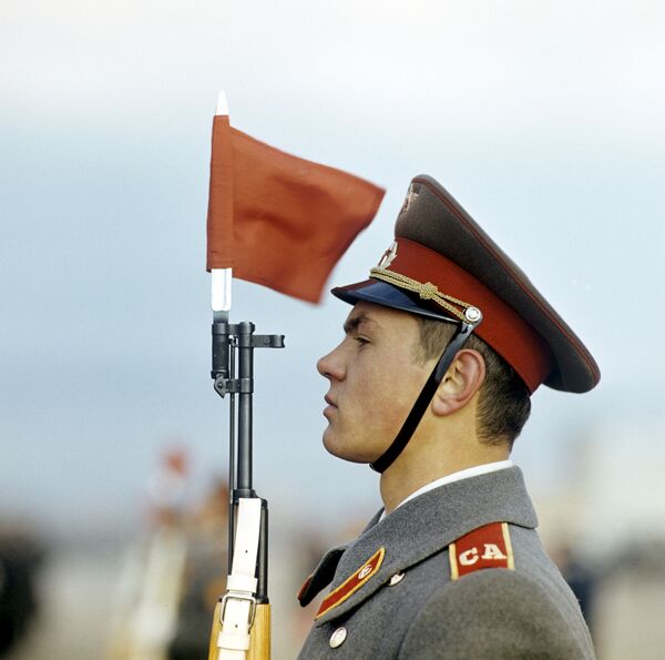 １９８０年の十月社会主義者大革命を祝う赤の広場での軍事パレードにおける主力 - Sputnik 日本