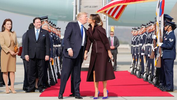 トランプ大統領とその妻メラニア夫人、ソウル空港で - Sputnik 日本