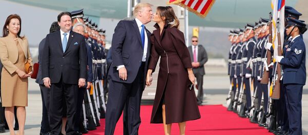 トランプ大統領とその妻メラニア夫人、ソウル空港で トランプ大統領とその妻メラニア夫人、ソウル空港で - Sputnik 日本