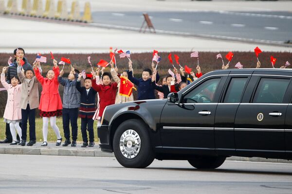 中国・北京の空港でトランプ大統領とメラニア夫人の車列を歓迎する子供たち - Sputnik 日本