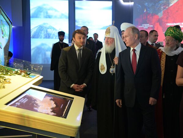 プーチン大統領は中央展覧会場「マネージュ」で開かれたマルチメディア展覧会・フォーラム「未来を志向するロシア」を訪れた。 - Sputnik 日本