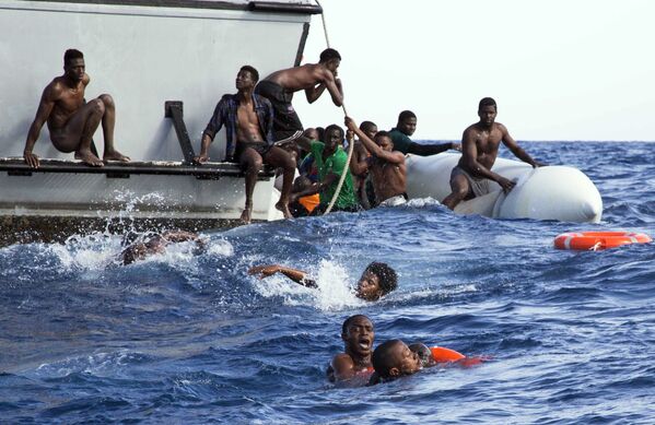 地中海でゴムボートが沈んだ移民の救助活動を行うリビア沿岸警備隊 - Sputnik 日本