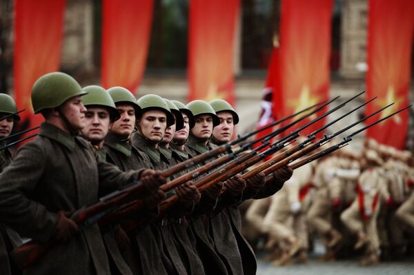 モスクワ赤の広場で１９４１年の軍事パレード７６周年に捧げられたパレード中の兵士 - Sputnik 日本