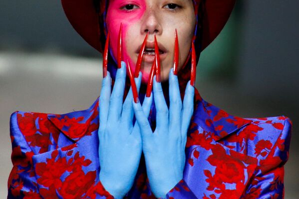 中国・北京で開かれたメルセデス・ベンツ・チャイナ・ファッションウィークで発表の「Hu Sheguang」コレクション - Sputnik 日本