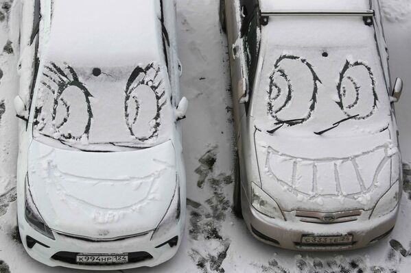 ロシア・クラスノヤルスクにある雪の積もった車のフロントガラスに描かれた顔 - Sputnik 日本