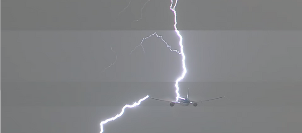 離陸する飛行機に雷が落ちる 離陸する飛行機に雷が落ちる - Sputnik 日本
