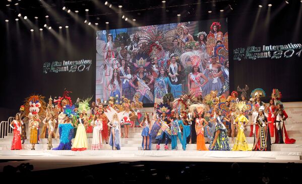 東京で開催された２０１７年のミス・インターナショナル世界大会で民族衣装をまとった参加者たち。 - Sputnik 日本