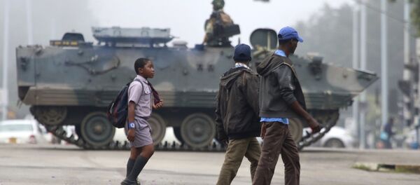 ジンバブエ首都ハラレの道路で撮影された装甲車と兵士 - Sputnik 日本