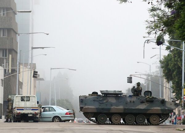 ジンバブエ首都ハラレの道路で軍がパトロール - Sputnik 日本