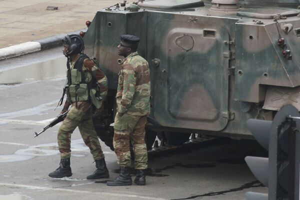 ジンバブエ首都ハラレの道路で撮影された装甲車と兵士 - Sputnik 日本