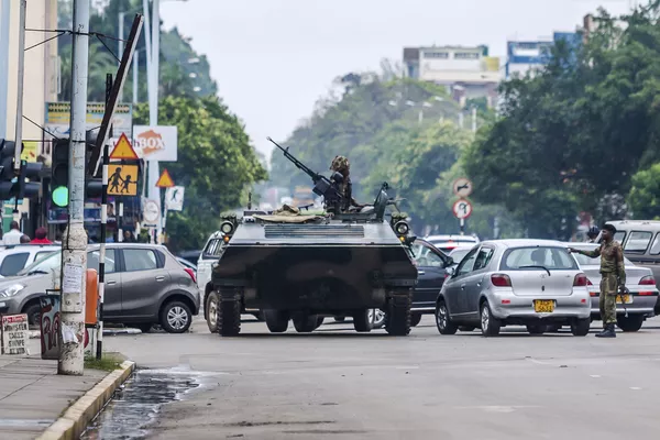 ジンバブエ首都ハラレの道路で軍がパトロール ジンバブエ首都ハラレの道路で軍がパトロール - Sputnik 日本