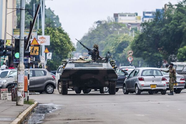 ジンバブエ首都ハラレの道路で軍がパトロール - Sputnik 日本