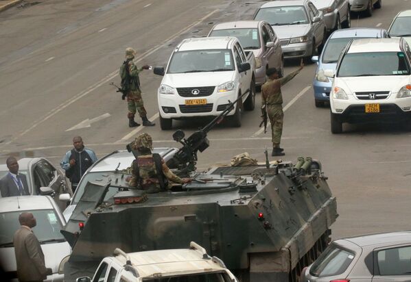 ジンバブエ首都ハラレの道路で撮影された装甲車と兵士 - Sputnik 日本