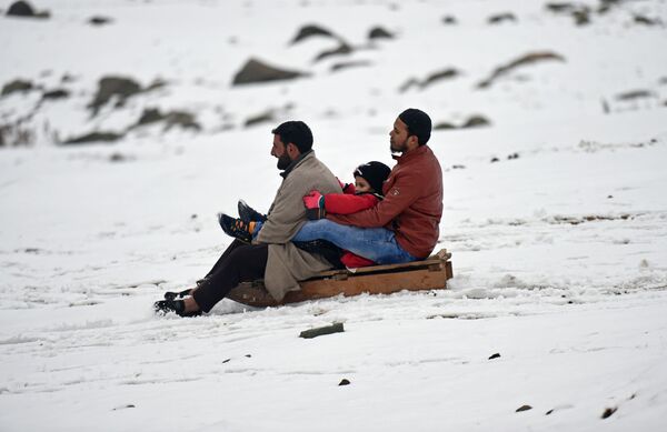 山に初雪、新雪を滑る地元民、インド、ジャンム・カシミール州シュリーナガル - Sputnik 日本