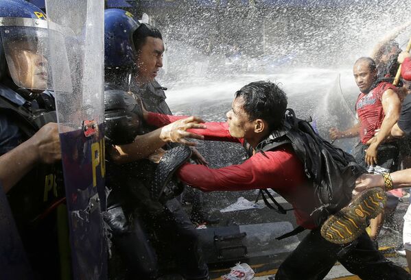 米大使館前でデモ隊と警察が衝突、フィリピン、マニラ市 - Sputnik 日本